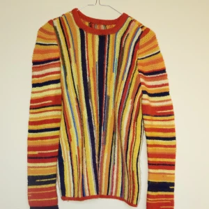 Hemmastickad tröja - Färgglad hemmastickad tröja.