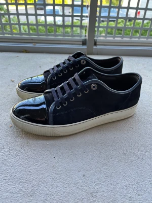 Lanvin paris - Säljer dessa lanvin skor i bra skick. Pris: 2199kr eller bud Storlek: UK 8, passar 42/43 Skick: 9/10 Färg: Marinblå  Fraktar eller möts upp nära stan  Mvh Ludvig