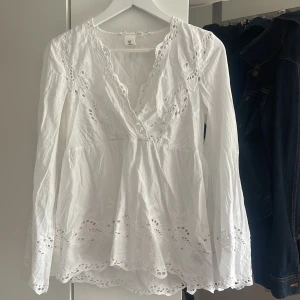 Vacker sommarblus - Jättevacker sommarblus från h&m som är något för liten för mig, det är i strl 38 men skulle säga att den är mer en strl 36