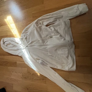 Kofta - Säljer denna otroligt sköna kofta ifrån Gina tricot som köptes för ca 3 år sen men har knappt kommit till användning. ”Cecilia velour hoodie”