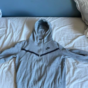 Nike tech fleece  - tjena, ja säljer en grå nike tech fleece. Den passar inprincip till allt Väldigt skön passform. storleken är 147-158. Jag står självklart för frakten. kontakta mig för frågor eller fler bilder!