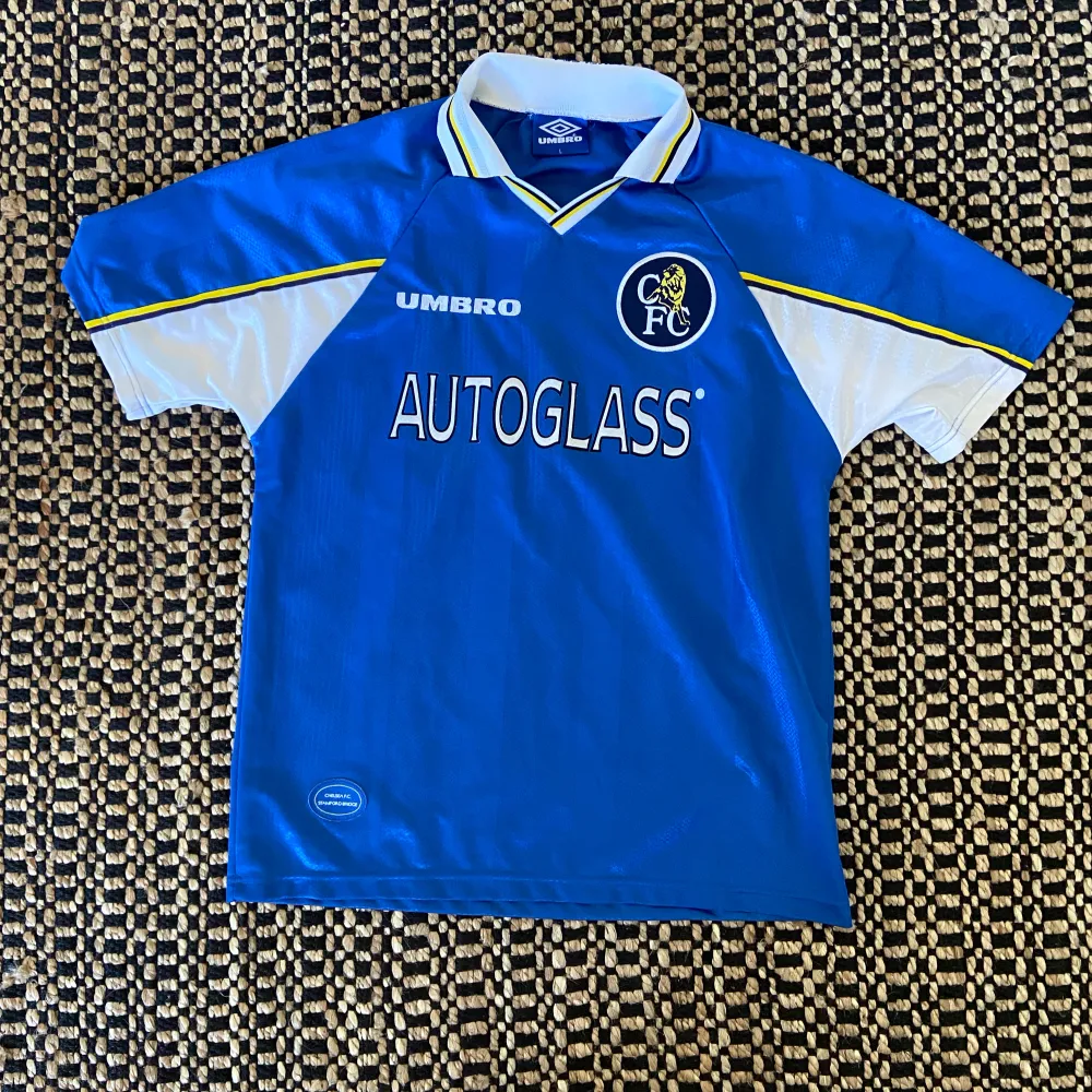 Vintage original Chelsea fotbollströja från 98/99 säsongen. Näst intill nyskick. Inget namn eller nummer på ryggen.  Storlek: Large. Hoodies.