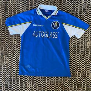 Vintage original Chelsea fotbollströja från 98/99 säsongen. Näst intill nyskick. Inget namn eller nummer på ryggen.  Storlek: Large