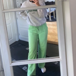 Juicy couture byxor - Juicy couture byxor i storlek s, knappt använda men är uppsydda ca 5 cm då dem var för långa.