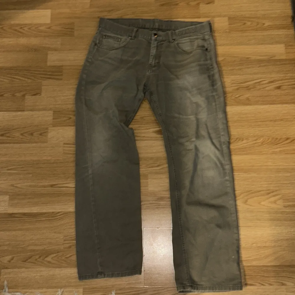 Grå dressman jeans cond 7/10 . Jeans & Byxor.