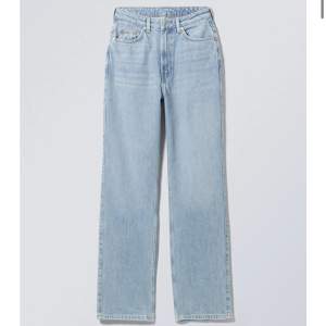 Säljer mina fina ljusblåa jeans från weekday i modellen ” Rowe ”. Dom är sparsamt använda och nästan som nya. 
