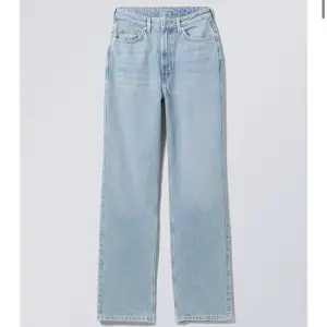 Säljer mina fina ljusblåa jeans från weekday i modellen ” Rowe ”. Dom är sparsamt använda och nästan som nya. 