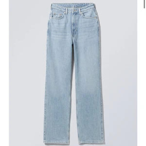 Weekday blåa Jeans  - Säljer mina fina ljusblåa jeans från weekday i modellen ” Rowe ”. Dom är sparsamt använda och nästan som nya. 