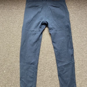Blå byxor/jeans - Blå byxor/jeans från Shaping New Tomorrow. Storlek L 32, benlängd: 79 cm. De har använts i ca 4 år. De har inga hål. 