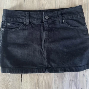 Minikjol - Kjol från juicy culture, kedjan i bakfickan går att ta bort. Midieomkrets: 74 cm Längd: 31