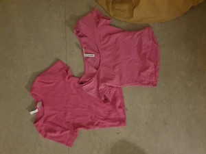 2 st rosa croptops - 2 st ena är typ randig fast man ser nt utan kännder det bara den är XS sen den andra som är helt rosa är XXS, men de passar även mig som är M! 100kr för båda 50 för varsin!