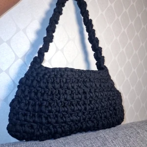 Baguette bag - Virkad väska, kan göras i andra färger. Höjd/Djup: 15cm Bredd: 30cm Axelband: 15cm, se sista bild 