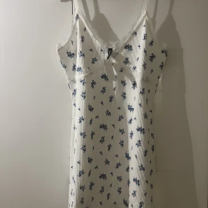 Sommarklänning - Jättefin kort klänning, helt oanvänd. Den är strl L men väldigt tight så passar M