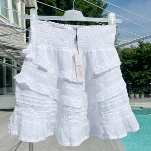 Neo Noir kjol - Helt ny vit kjol från Neo Noir, inköpt på Jackie - aldrig använd. Storlek 36. 