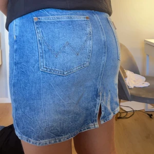 Jeanskjol  - Säljer denna snygga jeanskjolen från Wrangler då den inte kommer till användning❣️