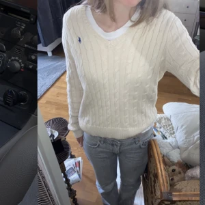 Ralph Lauren - Säljer denna superfina stickade tröjan från Ralph Lauren. Tröjan är i nyskick, har jättefin kvalité och är overzised. Det står L men passar S/M (jag är 177 cm som referens). Så fin och perfekt att dra på sig en sommarkväll! Hör av dig vid frågor! 🩷🌞😊
