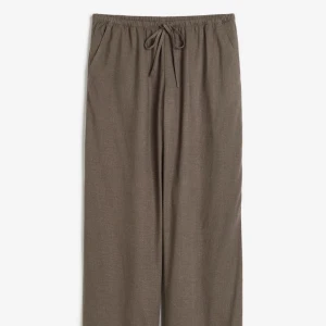 Linnebyxor - Lågmidjade linnebyxor. Har aldrig använt dessa då jag insåg att jag inte trivs i lågmidjade. Färgen enligt hm är gråbeige, men jag tycker dom är lite gröna i färgen också. Det är bara att höra av er om ni undrar över nåt eller vill ha fler bilder 🫶🏽