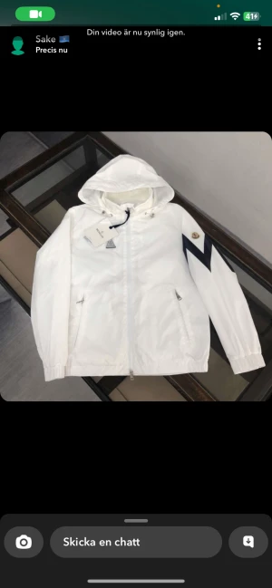 Moncler vind jacka storlek S - Tjena jag säljer min moncler jacka som är i perfekt kondition. säljer min moncler jacka är äkta och bekväm. Den är perfekt inför sommaren. Pris kan sedan diskuteras.