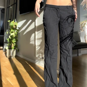 Lågmidjade!  - Svarta lågmidjade kostymbyxor från zara,  behöver strykas bara 🥹