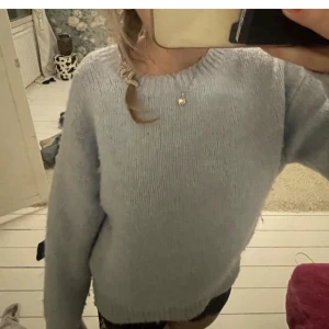 Stickad tröja  - Säljer denna stickade tröja då jag inte använder den💘stor i storleken!