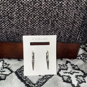 Edblad peak hopps - Säljer dessa jätte fina och populära peak hopps örhängen från edblad🥰❤️ aldrig andvända,mötas eller fraktas funkar❤️❤️