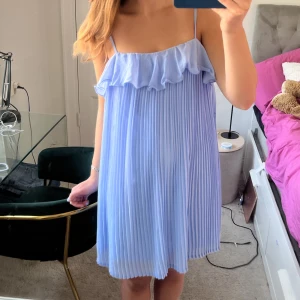 Klänning! - Snygg klänning perfekt till sommaren! Har en liten fläck som knappt syns skriv för bild❤️