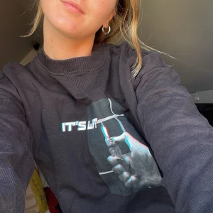NAKD sweatshirt  - ”It’s lit” sweatshirt från NA-KD i storlek S. Använd ett fåtal gånger🫶