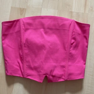 Rosa tubtopp 💗 - Rosa tubtopp med stretch på baksidan från nelly i storlek xs💕 säljer då den inte kommer till användning, använd en gång!