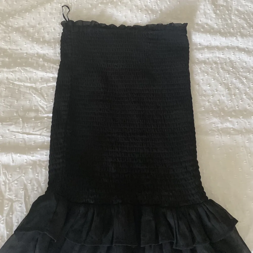 Nu säljer jag denna fina svarta kjol me lite volang på slutet för att den inte komemr till användning! ❤️‍🔥 den är i storlek xs och är ifrån bikbok. Klicka inte på Köp Direkt! Skicka meddelande istället! . Kjolar.