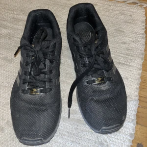 Adidas  - Super sköna skor, tvättas innan de postas  JUST NU HAR JAG 3 FÖR 2 PÅ ALLT!!