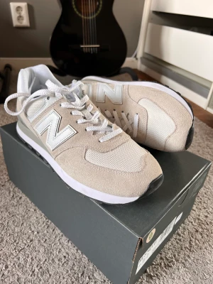 New Balance 574  - Snygga och fräscha new balance 574. Stilrena och passar till allt, originalpris 1200 kr - Aldrig använda  