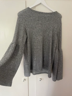 Tröja med utsvängda armar - Mysig tröja med utsvängda armar från zara✨