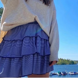 Zara kjol - Säljer min jättefina zarakjol som inte säljs längre då den tyvärr blivit för liten! Perfekt nu i sommar, använd några gånger men i bra skick! Kontakta mig vid intresse, KLICKA GÄRNA PÅ KÖP NU!😊💕strlk S