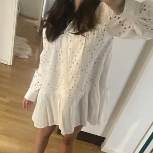 klänning - superfin klänning från zara. Knappt använd.