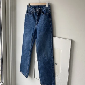 Jeans (Weekday ”Voyage”) - Använt en del, inget märkbart slitage. Nypris 500kr