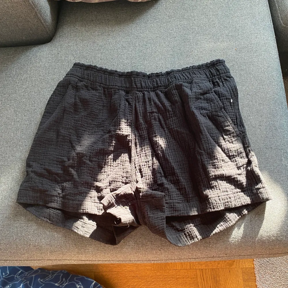 Jätte fina h&m shorts säljes då de är för stora :) kan endast ta betalt via Swish!!. Shorts.