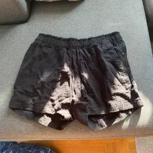 Jätte fina h&m shorts säljes då de är för stora :) kan endast ta betalt via Swish!!