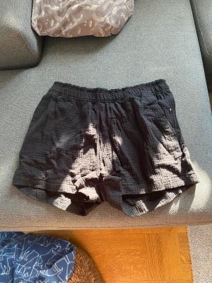 H&m shorts - Jätte fina h&m shorts säljes då de är för stora :) kan endast ta betalt via Swish!!