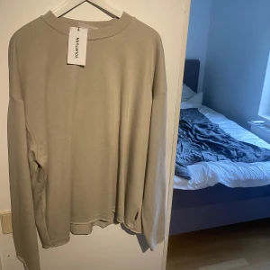  Beige Sweatshirt - Säljer denna schyssta sweatshirt nu pga av den inte passade mig! Den är helt oanvänd. Hör av er om ni har några funderingar!