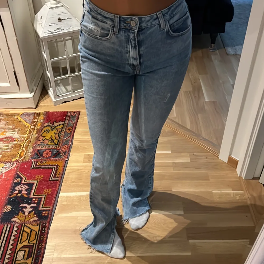 Dom är använda men fortfarande i bra skick dom är luftiga av sig och jätte sköna super fina men för långa på mig är 167 cm. Jeans & Byxor.