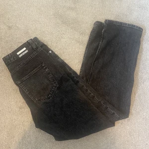 Dr.denim baggy jeans  - Säljer mina gamla Dr.denim jeans i färgen tvättad svart/ tvättad grå med passformen ”straight”. Jeansens skick är i ett 9/10 eftersom de knappt är använda. De är köpta på The Salty Dog med ett nypris på 600:- . Skriv här på plick vid frågor om köp!