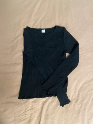 Söt långärmad tröja!💘 - Supersnygg långärmade ribbad tröja ifrån Lindex i strl 146-152🥰 kommer tyvärr inte till användning längre då jag har vuxit ur den! Den är i prima skick då jag inte har hunnit använda så mycket. Superfin och trendig!😍🙌