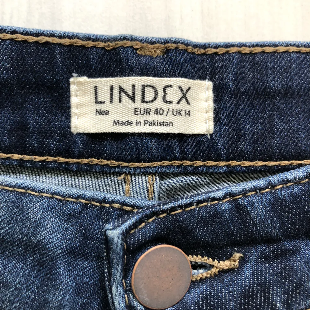 Mörkblå raka jeans i fint skick. 5 fickor. Innerbenslängden är 80 cm. Normalhög midja.. Jeans & Byxor.