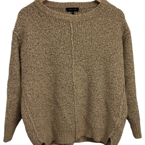 Oversized stickad tröja från New Look storlek S - En välanvänd stickad tröja från märket New Look i storlek S. Lite oversize. Bra skick med tecken på användning (noppig). Köptes 2016 för 359 kr.  63% Akryl  24% Ull  13% Polyester