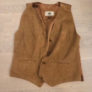 vintage läderväst - vintage läderväst, i absolut fint skick med två fickor och justering baktill, tillverkad i Indien