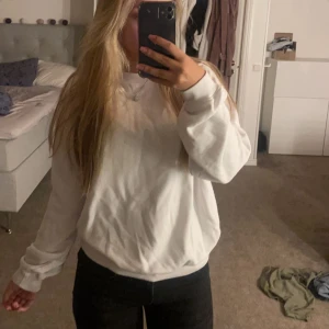 Sweatshirt  - Säljer en vit sweatshirt från monki💕