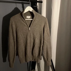 Soft goat zip - Säljer min Soft goat fullzip pågrund av att den inte längre passar. Den är i superfint skick. Köpte den för 2500kr. Det är 100% cashmere