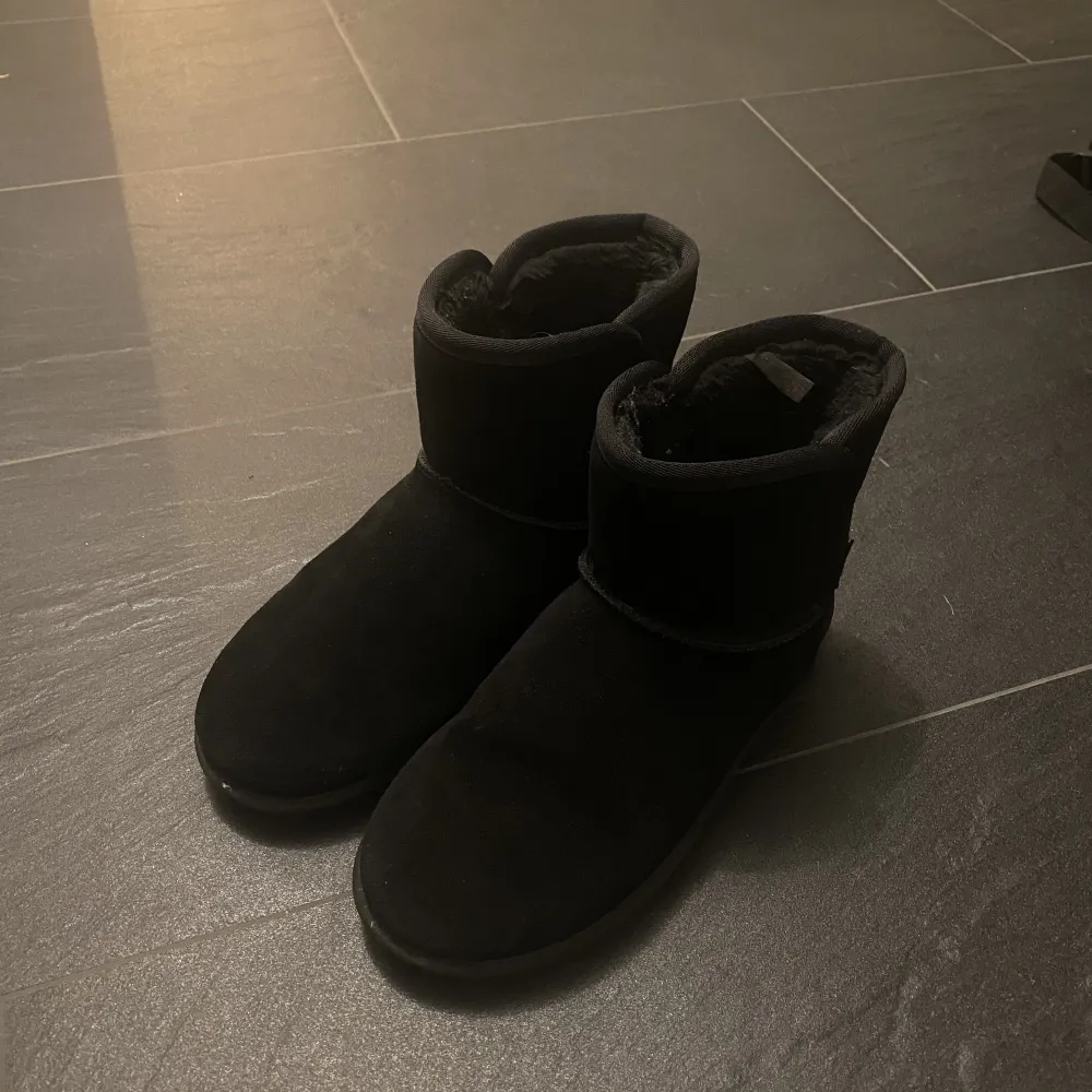 Fejk uggs från skopunkten som är använda förra vintern. De tål vatten och skicket är bra!! perfekt nu till hösten🌧️🍂köpta för 600. Skor.