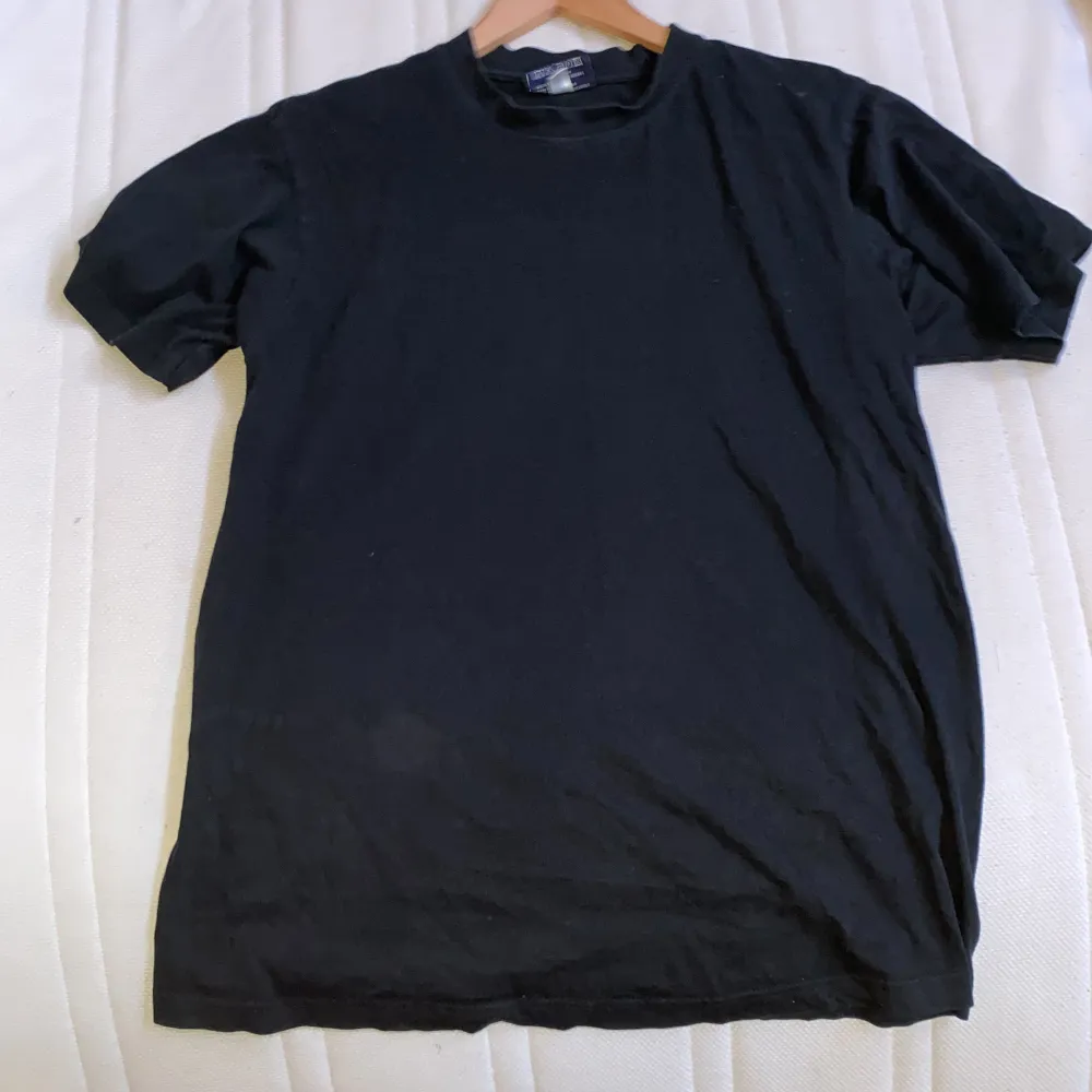 En vanlig svart t shirt som jag aldrig har använt o kommer bli använd. Den har ett tryck på baksidan och är storleken (M). T-shirts.