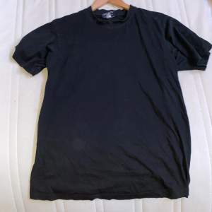 En vanlig svart t shirt som jag aldrig har använt o kommer bli använd. Den har ett tryck på baksidan och är storleken (M)